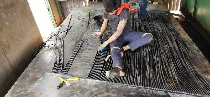 El equipo de posventa local de Tailandia proporciona servicio de empalme de cinta transportadora de cable de acero in situ para un cliente de minería